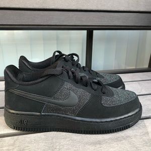 New NIKE size 4Y Air Force 1 LV8 Gs Black Shoes